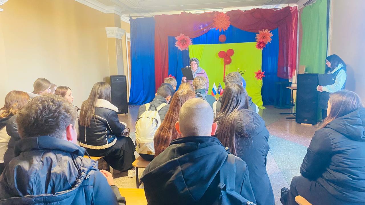 МБУ «Новотроицкий ДК» провёл увлекательную викторину «Угадай профессию» для старшеклассников ГБОУ «Новотроицкая школа №2 Волновахского м.о.» МБУ «Новотроицкий ДК» провёл увлекательную викторину «Угадай профессию» для старшеклассников ГБОУ «Новотроицкая школа №2 Волновахского м.о.»