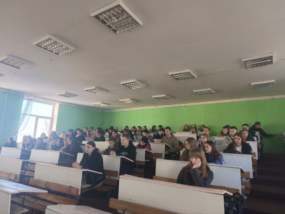 «В единстве наша сила!». В преддверии Дня народного единства в Торезском филиале РАНХиГС депутат фракции "Единая Россия" Торезского городского совета Екатерина Диденко для студентов 1-го курса провела интерактивный урок «В единстве наша сила!». В преддверии Дня народного единства в Торезском филиале РАНХиГС депутат фракции "Единая Россия" Торезского городского совета Екатерина Диденко для студентов 1-го курса провела интерактивный урок