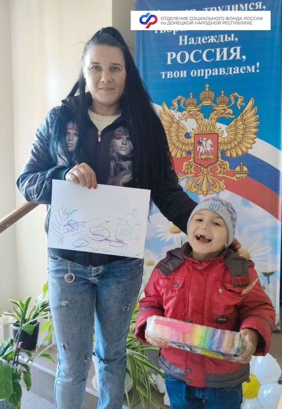 Россия – единая семья. Именно с таким посылом Отделение Социального фонда России по Донецкой Народной Республике приняло участие во Всероссийской акции «Россия – семья семей» ко Дню народного единства Россия – единая семья. Именно с таким посылом Отделение Социального фонда России по Донецкой Народной Республике приняло участие во Всероссийской акции «Россия – семья семей» ко Дню народного единства