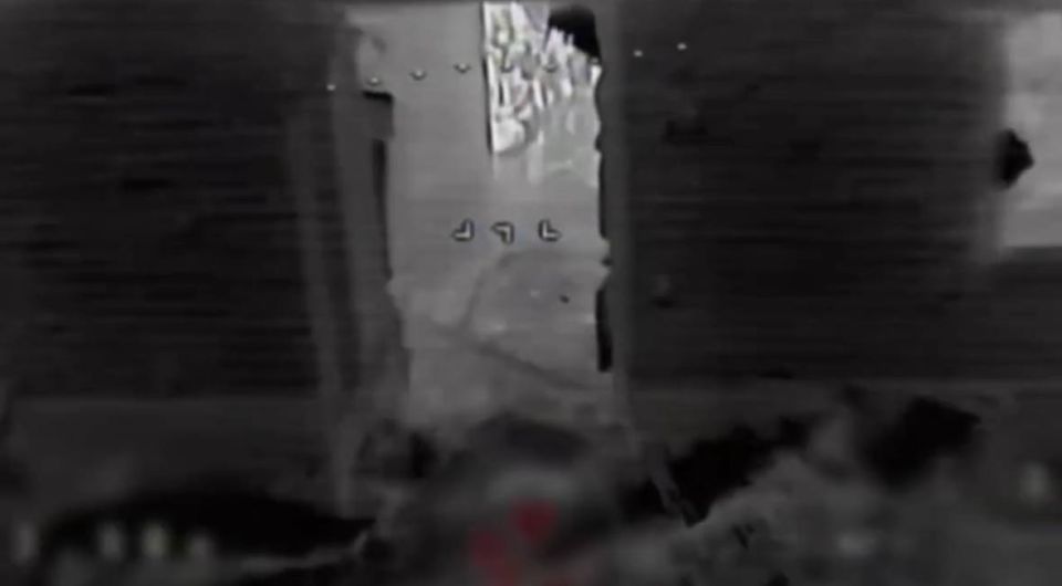 4:19 vs 4:20.. Сообщается, что на кадрах работа наших FPV по тому самому десанту ГУР, который высадили два UH-60 под Покровском 4:19 vs 4:20.. Сообщается, что на кадрах работа наших FPV по тому самому десанту ГУР, который высадили два UH-60 под Покровском