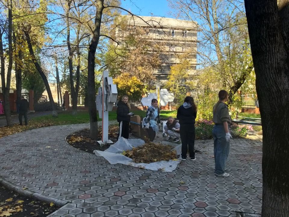 Сегодня на территории Ильичевского района города Мариуполь состоялся субботник Сегодня на территории Ильичевского района города Мариуполь состоялся субботник