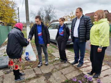 Продолжаем добрые дела.... Сегодня, 1 ноября, Председатель Торезского городского совета Александр Казмерчук совместно с депутатом Торезского городского совет Людмилой Пархоменко и активистами Торезского штаба «Молодой...
