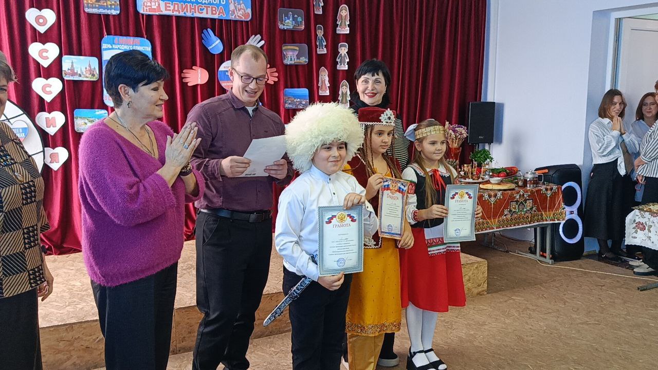 Фестиваль дружбы и вкуса. В предверии дня Народного единства в стенах ГБОУ «Школа № 3 г.о. Дебальцево» царила особая атмосфера — атмосфера путешествий, дружбы и гостеприимства! С большим успехом прошёл «Фестиваль... Фестиваль дружбы и вкуса. В предверии дня Народного единства в стенах ГБОУ «Школа № 3 г.о. Дебальцево» царила особая атмосфера — атмосфера путешествий, дружбы и гостеприимства! С большим успехом прошёл «Фестиваль...