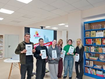 В преддверии Дня народного единства, в городской модельной библиотеке собрались студенты Харцызского технологического колледжа