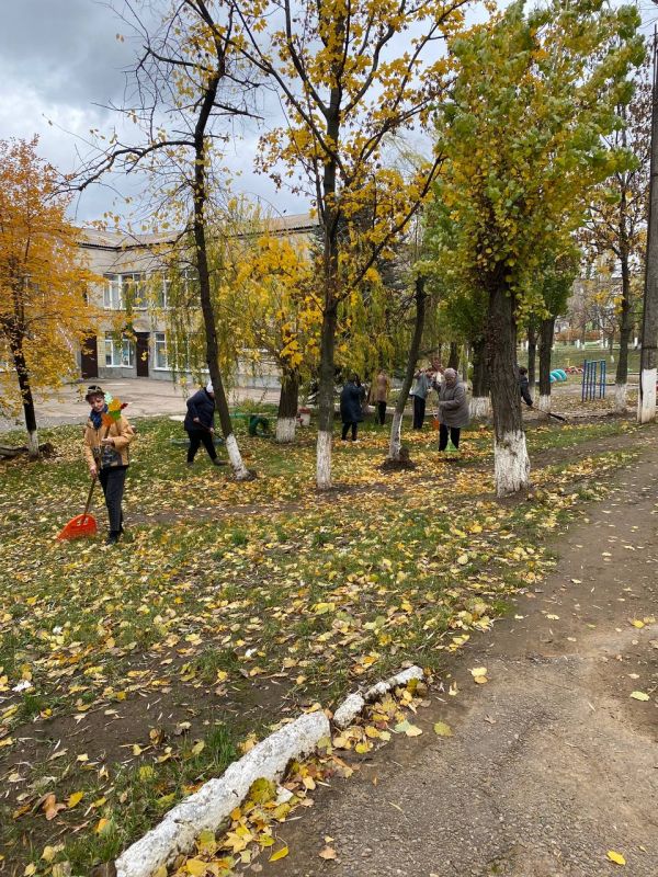 Игорь Мартынов: Образовательные учреждения городского округа Енакиево приняли участие в общегородском субботнике Игорь Мартынов: Образовательные учреждения городского округа Енакиево приняли участие в общегородском субботнике