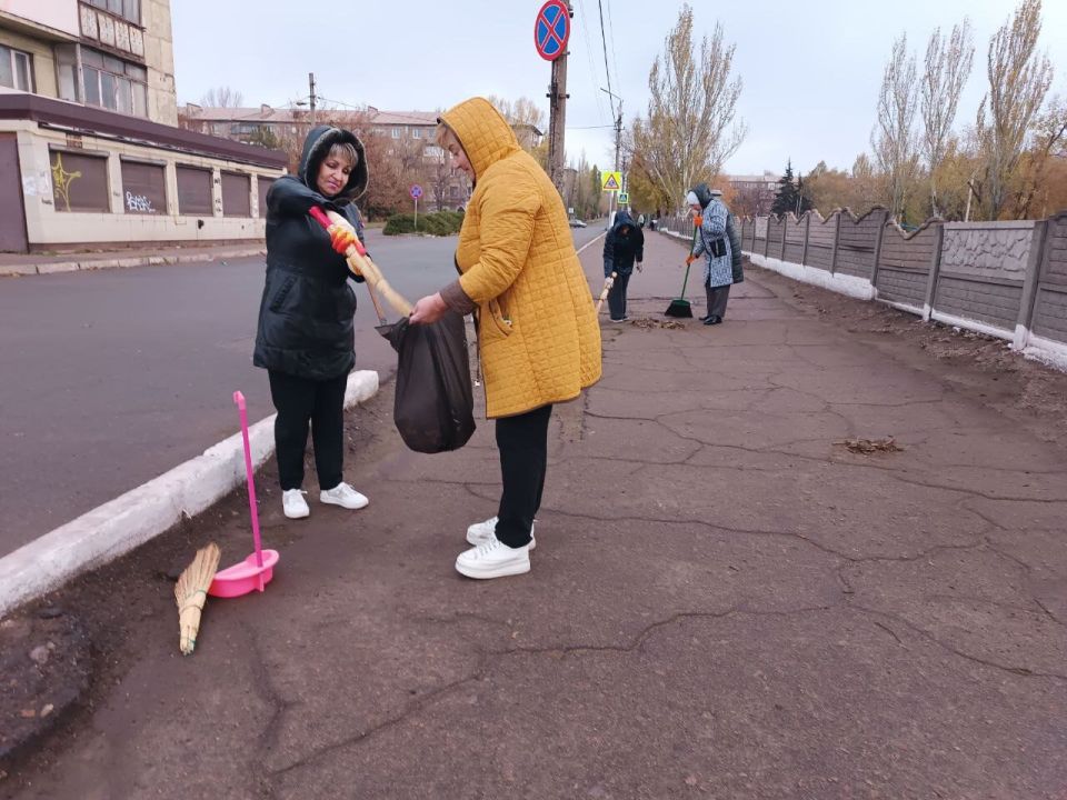 Игорь Мартынов: Образовательные учреждения городского округа Енакиево приняли участие в общегородском субботнике Игорь Мартынов: Образовательные учреждения городского округа Енакиево приняли участие в общегородском субботнике