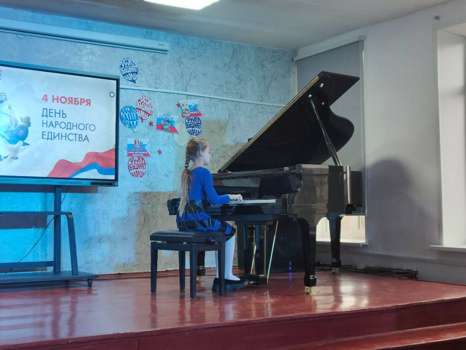 «Россия едина». По всей стране проходят торжественные мероприятия, которые создают атмосферу дружбы и патриотизма «Россия едина». По всей стране проходят торжественные мероприятия, которые создают атмосферу дружбы и патриотизма