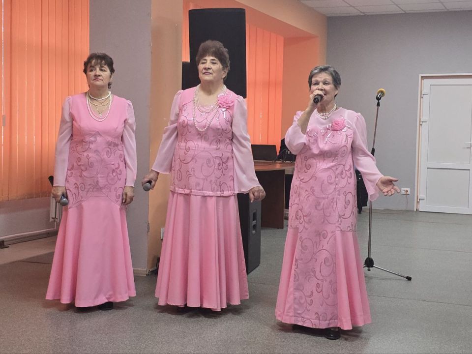 В преддверии государственного праздника – Дня народного единства, в рамках партийного проекта «Культура малой Родины», творческим коллективом Светлодарского городского Дворца культуры проведена праздничная программа ... В преддверии государственного праздника – Дня народного единства, в рамках партийного проекта «Культура малой Родины», творческим коллективом Светлодарского городского Дворца культуры проведена праздничная программа ...
