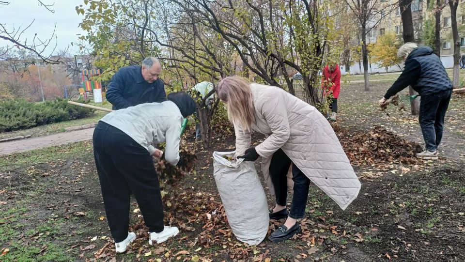 Игорь Мартынов: Общегородской субботник. 1 ноября в городском округе Енакиево состоялся общегородской субботник Игорь Мартынов: Общегородской субботник. 1 ноября в городском округе Енакиево состоялся общегородской субботник
