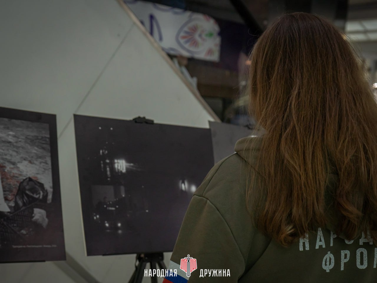 Память мужества и отваги.. Команда Народной Дружины организовала выставку в честь Дня военного журналиста, где были представлены работы выдающихся донецких военных корреспондентов. На выставке присутствовали представители... Память мужества и отваги.. Команда Народной Дружины организовала выставку в честь Дня военного журналиста, где были представлены работы выдающихся донецких военных корреспондентов. На выставке присутствовали представители...