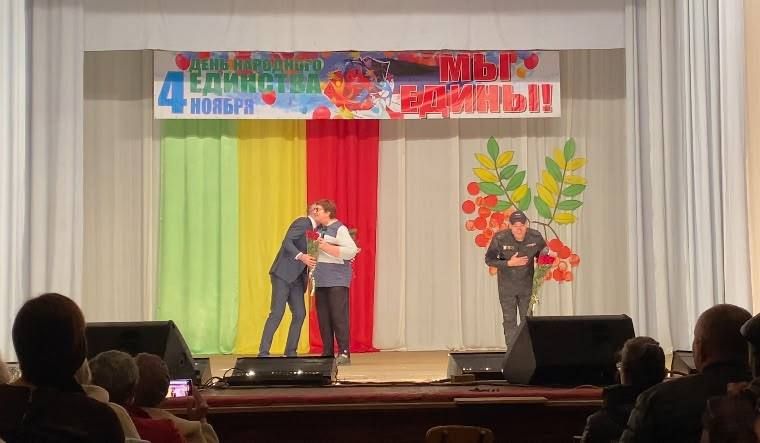 2 ноября в МБУ «Зугрэсский Городской Дворец Культуры», при поддержке общественной организации «Русский центр», руководитель Евсеева Елена Васильевна, в рамках празднования Дня Народного Единства, состоялся концерт... 2 ноября в МБУ «Зугрэсский Городской Дворец Культуры», при поддержке общественной организации «Русский центр», руководитель Евсеева Елена Васильевна, в рамках празднования Дня Народного Единства, состоялся концерт...