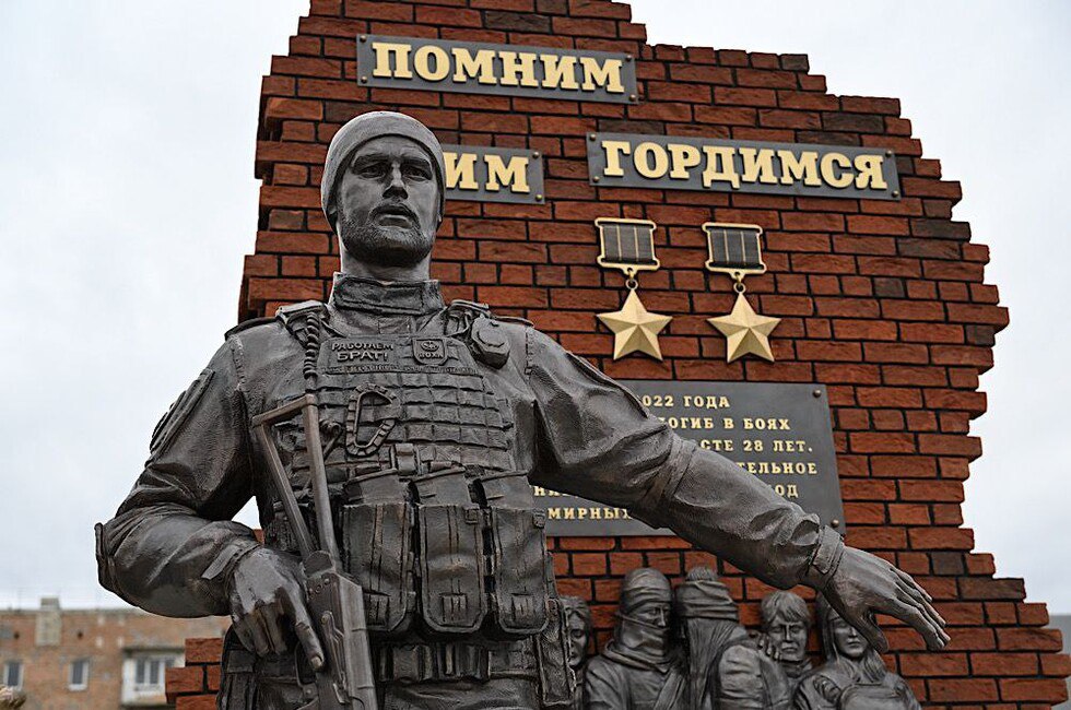 За вечный подвиг. В Волновахе открыли памятник Герою России и ДНР Владимиру Жоге