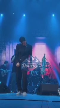 Для жителей ДНР выступил известный исполнитель Akmal' Обладатель премии "Муз-ТВ 2025" российский певец, автор песен, музыкант, блогер порадовал своим вокалом более сотни жителей республики в центре славянской культуры