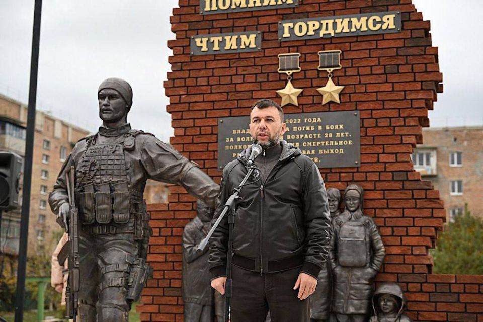 В Волновахе открыли памятник Владимиру Жоге (позывной "Воха"), который командуя батальоном "Спарта" в 2022 году погиб при освобождении Волновахи спасая гражданских В Волновахе открыли памятник Владимиру Жоге (позывной "Воха"), который командуя батальоном "Спарта" в 2022 году погиб при освобождении Волновахи спасая гражданских