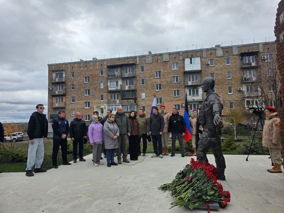 Артём Жога: В Волновахе на Донбассе создан памятник моему сыну, Герою России и Герою ДНР, командиру батальона "Спарта" Владимиру Жога Артём Жога: В Волновахе на Донбассе создан памятник моему сыну, Герою России и Герою ДНР, командиру батальона "Спарта" Владимиру Жога