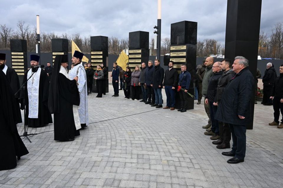 ДНР чествует героев: открыты мемориальный комплекс и памятник Владимиру Жоге ДНР чествует героев: открыты мемориальный комплекс и памятник Владимиру Жоге