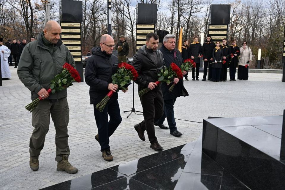 Александр Бондаренко: Денис Пушилин: Совместно с первым заместителем руководителя Администрации Президента РФ Сергеем Кириенко, полномочным представителем Президента в Уральском федеральном округе Артемом Жогой открыли... Александр Бондаренко: Денис Пушилин: Совместно с первым заместителем руководителя Администрации Президента РФ Сергеем Кириенко, полномочным представителем Президента в Уральском федеральном округе Артемом Жогой открыли...