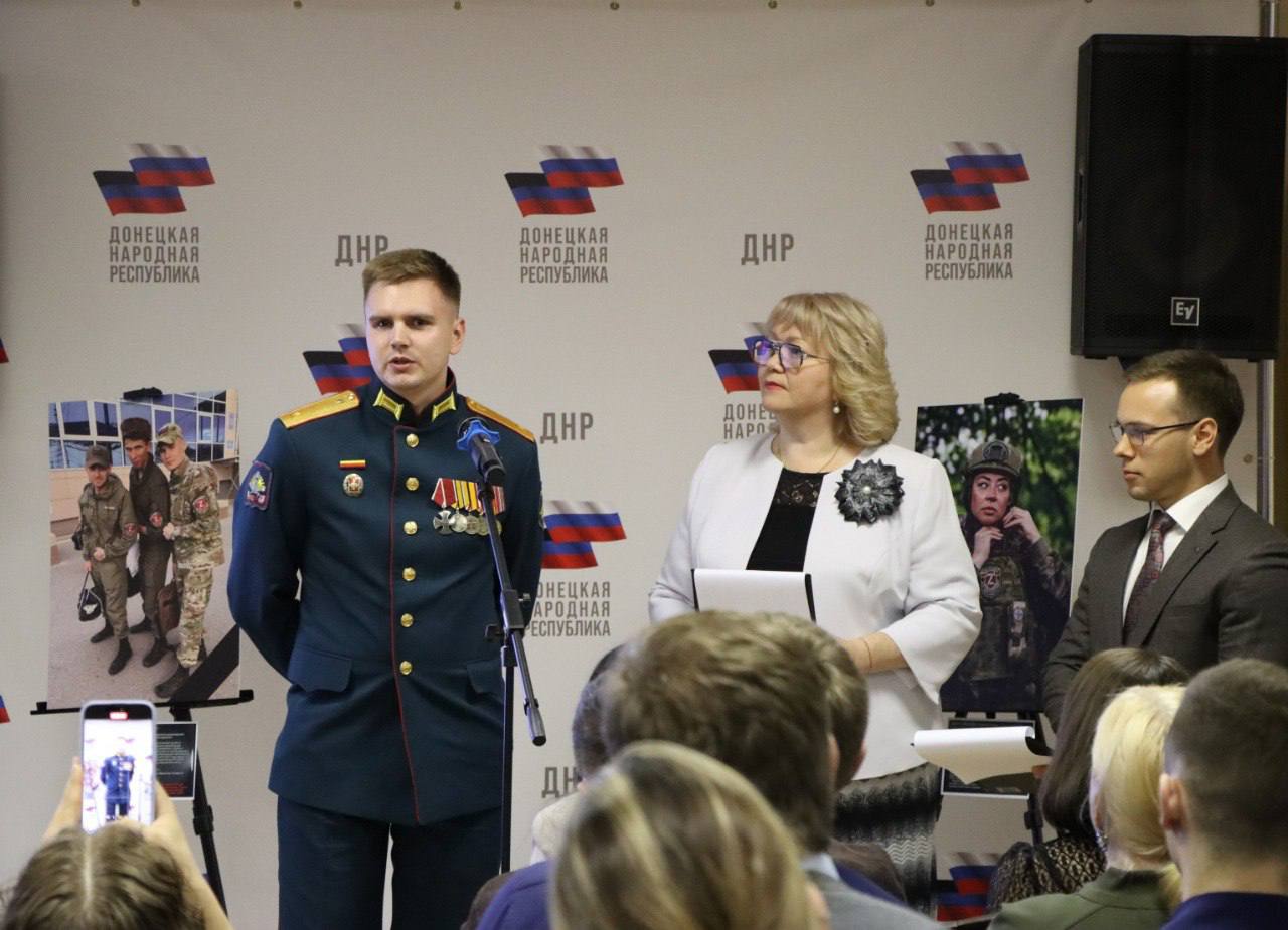 В преддверии Дня народного единства в Представительстве ДНР в Москве прошло открытие фотовыставки, посвящённой подвигу многонационального российского народа