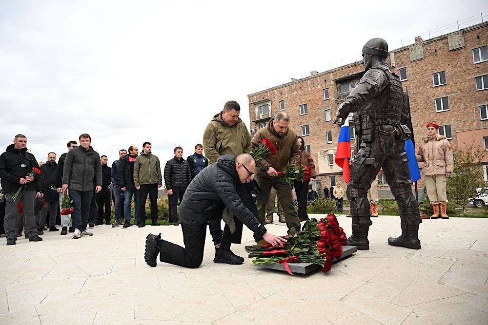 В Волновахе открыли памятник Герою РФ и ДНР Владимиру Жоге В Волновахе открыли памятник Герою РФ и ДНР Владимиру Жоге
