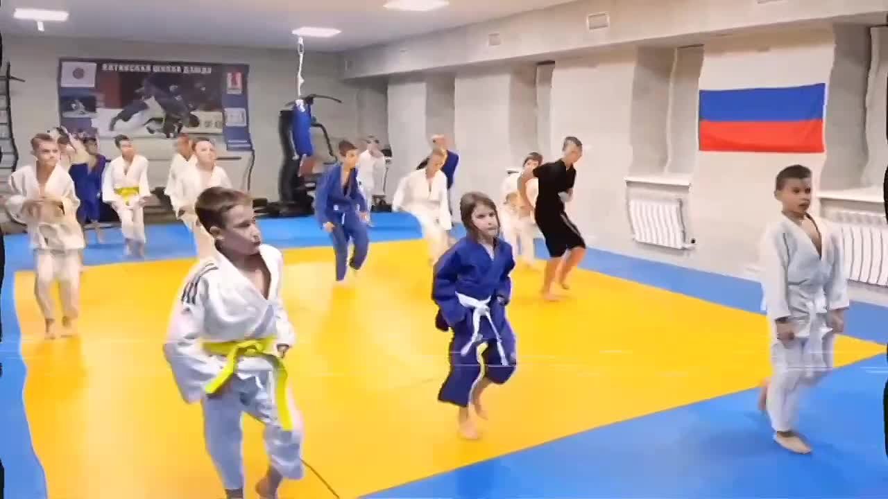 Юные дзюдоисты Мангуша провели тренировку в честь Дня народного единства