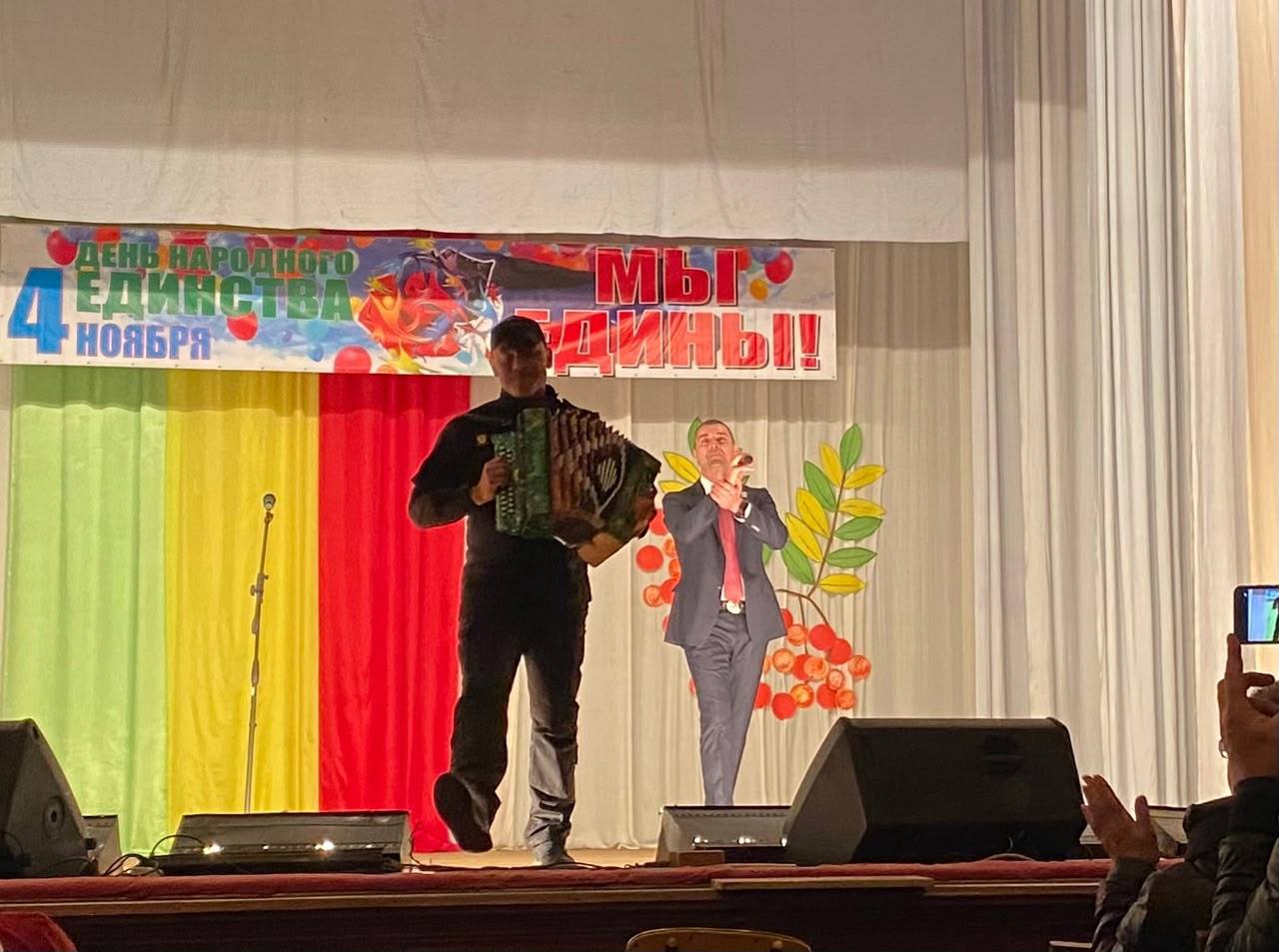 2 ноября в МБУ «Зугрэсский Городской Дворец Культуры», при поддержке общественной организации «Русский центр», руководитель Евсеева Елена Васильевна, в рамках празднования Дня Народного Единства, состоялся концерт... 2 ноября в МБУ «Зугрэсский Городской Дворец Культуры», при поддержке общественной организации «Русский центр», руководитель Евсеева Елена Васильевна, в рамках празднования Дня Народного Единства, состоялся концерт...