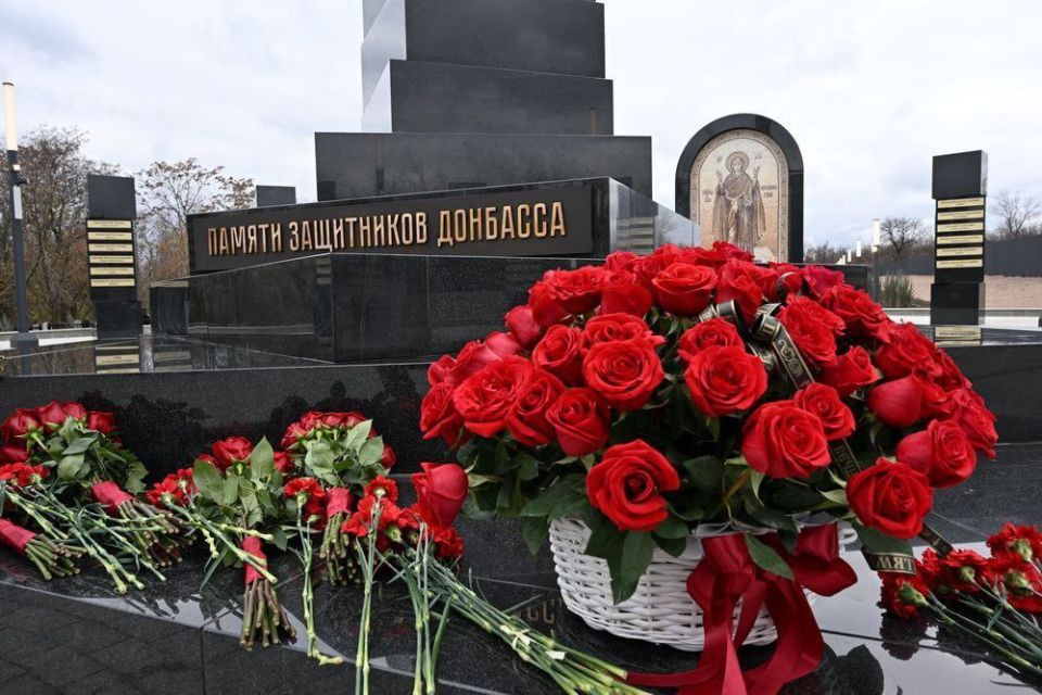 Артём Жога: Донецкое море. Вместе с Сергеем Владиленовичем Кириенко и Денисом Пушилиным открыли мемориал на военном кладбище "Донецкое море" Артём Жога: Донецкое море. Вместе с Сергеем Владиленовичем Кириенко и Денисом Пушилиным открыли мемориал на военном кладбище "Донецкое море"