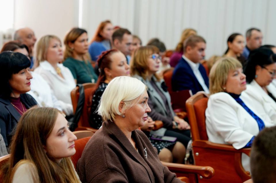 Торжественная церемония награждения работников образования прошла в преддверии Дня народного единства Торжественная церемония награждения работников образования прошла в преддверии Дня народного единства
