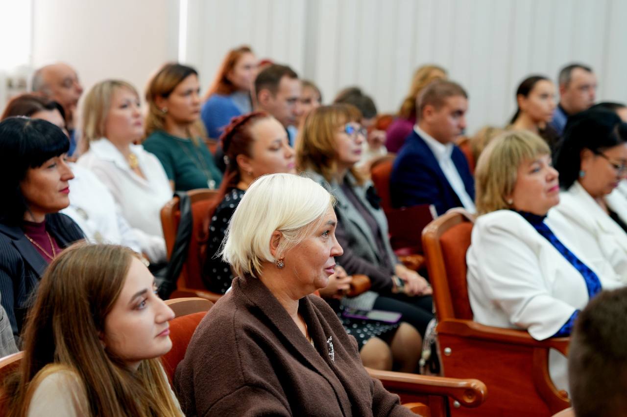 Торжественная церемония награждения работников образования прошла в преддверии Дня народного единства Торжественная церемония награждения работников образования прошла в преддверии Дня народного единства