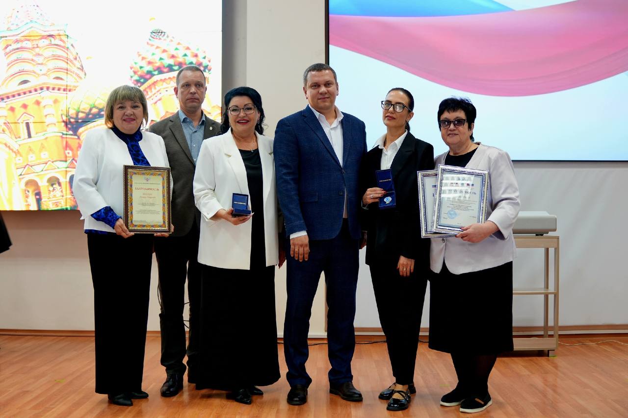 Торжественная церемония награждения работников образования прошла в преддверии Дня народного единства Торжественная церемония награждения работников образования прошла в преддверии Дня народного единства