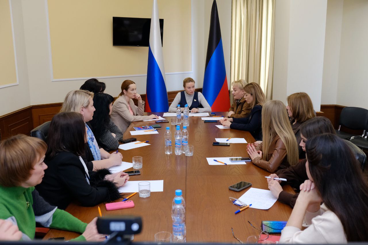 Екатерина Мартьянова: Вчера приняла участие в важном рабочем совещании с сенатором РФ от ДНР, координатором партийного проекта "Женское движение Единой России" в Республике Натальей Никоноровой Екатерина Мартьянова: Вчера приняла участие в важном рабочем совещании с сенатором РФ от ДНР, координатором партийного проекта "Женское движение Единой России" в Республике Натальей Никоноровой