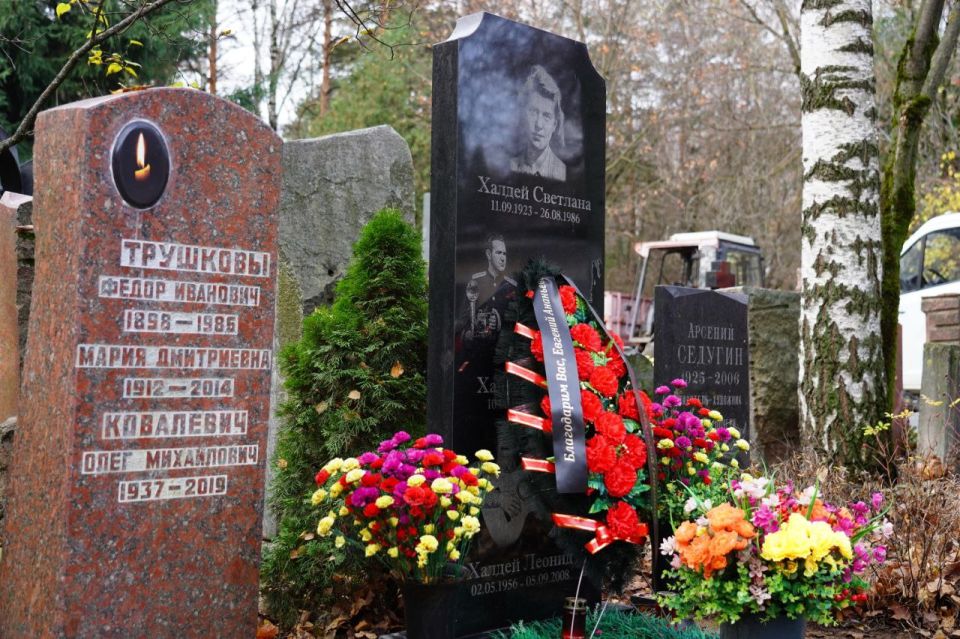 На могиле Евгения Халдея в Москве появился венок «От молодёжи ДНР» На могиле Евгения Халдея в Москве появился венок «От молодёжи ДНР»