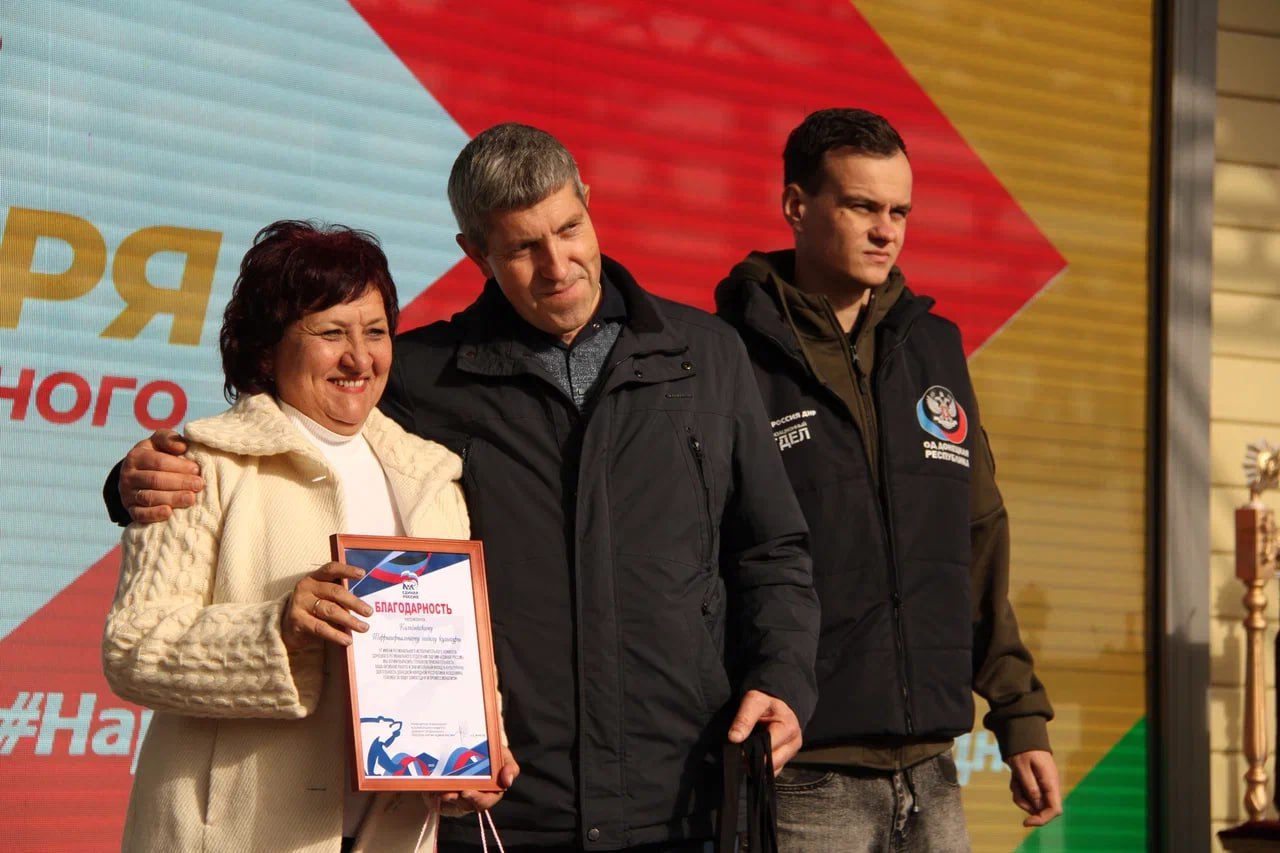 В пгт. Володарское на центральной площади отметили 94-ю годовщину со дня образования Володарского округа и предстоящий День народного единства В пгт. Володарское на центральной площади отметили 94-ю годовщину со дня образования Володарского округа и предстоящий День народного единства