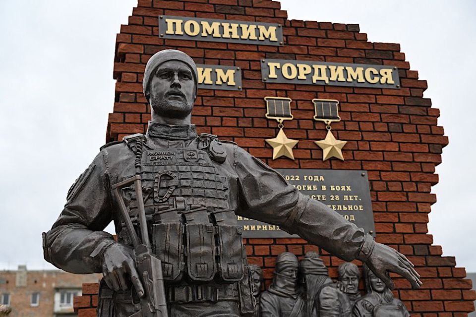 Памятник Владимиру Жоге открыли в Волновахе — его установили на месте, где погиб легендарный командир батальона "Спарта" Памятник Владимиру Жоге открыли в Волновахе — его установили на месте, где погиб легендарный командир батальона "Спарта"