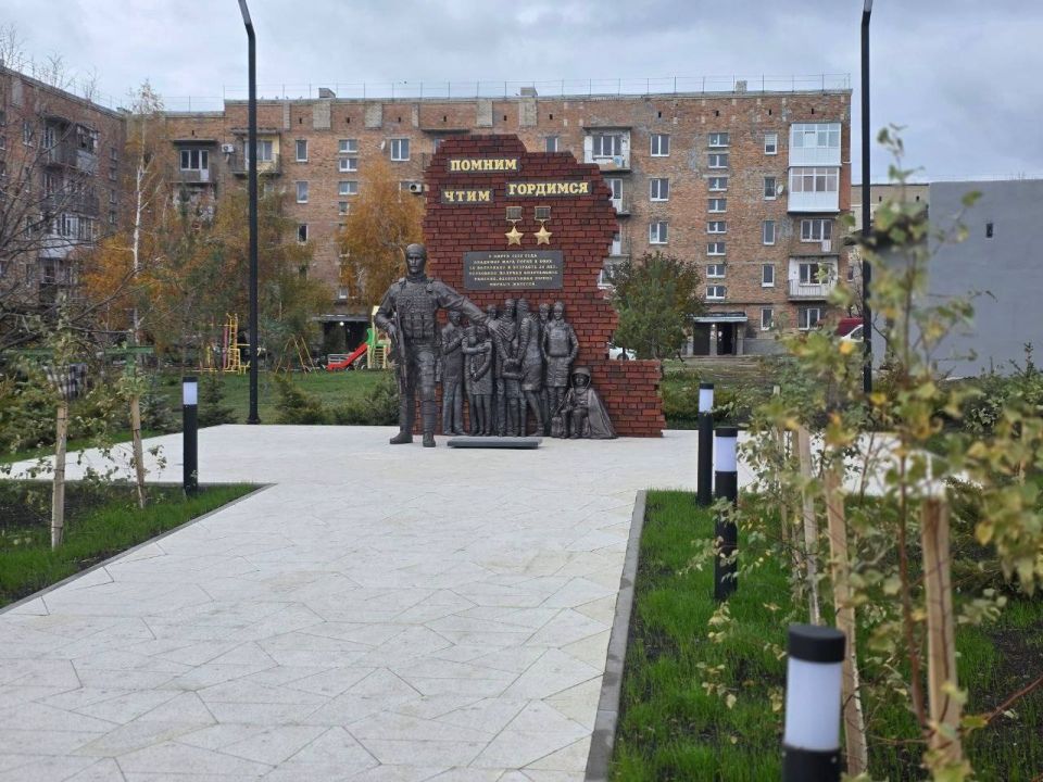 В Волновахе открыли памятник Герою России и Донецкой Народной Республики Владимиру Жога В Волновахе открыли памятник Герою России и Донецкой Народной Республики Владимиру Жога