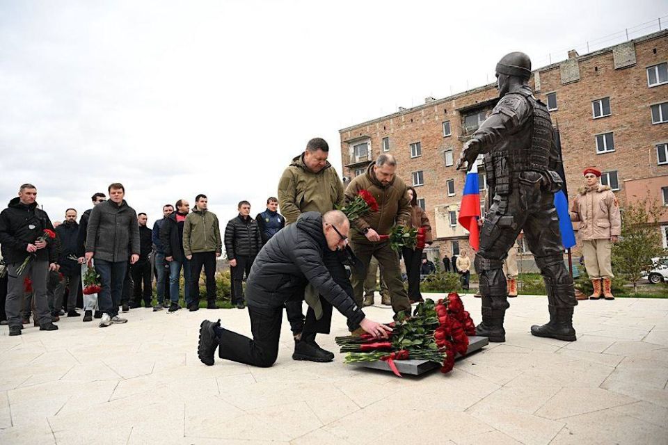 В Волновахе открыли памятник Герою России и Донецкой Народной Республики Владимиру Жога В Волновахе открыли памятник Герою России и Донецкой Народной Республики Владимиру Жога