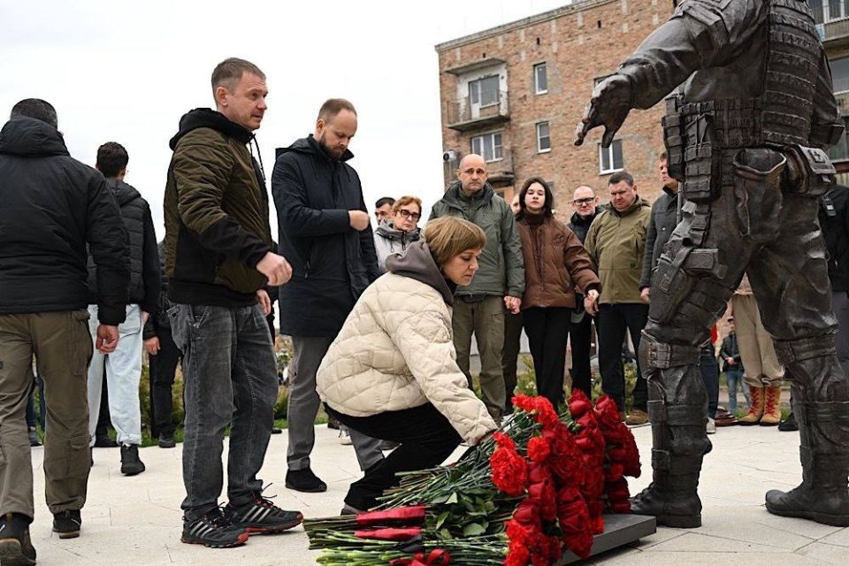 В Волновахе открыли памятник Герою России и Донецкой Народной Республики Владимиру Жога В Волновахе открыли памятник Герою России и Донецкой Народной Республики Владимиру Жога