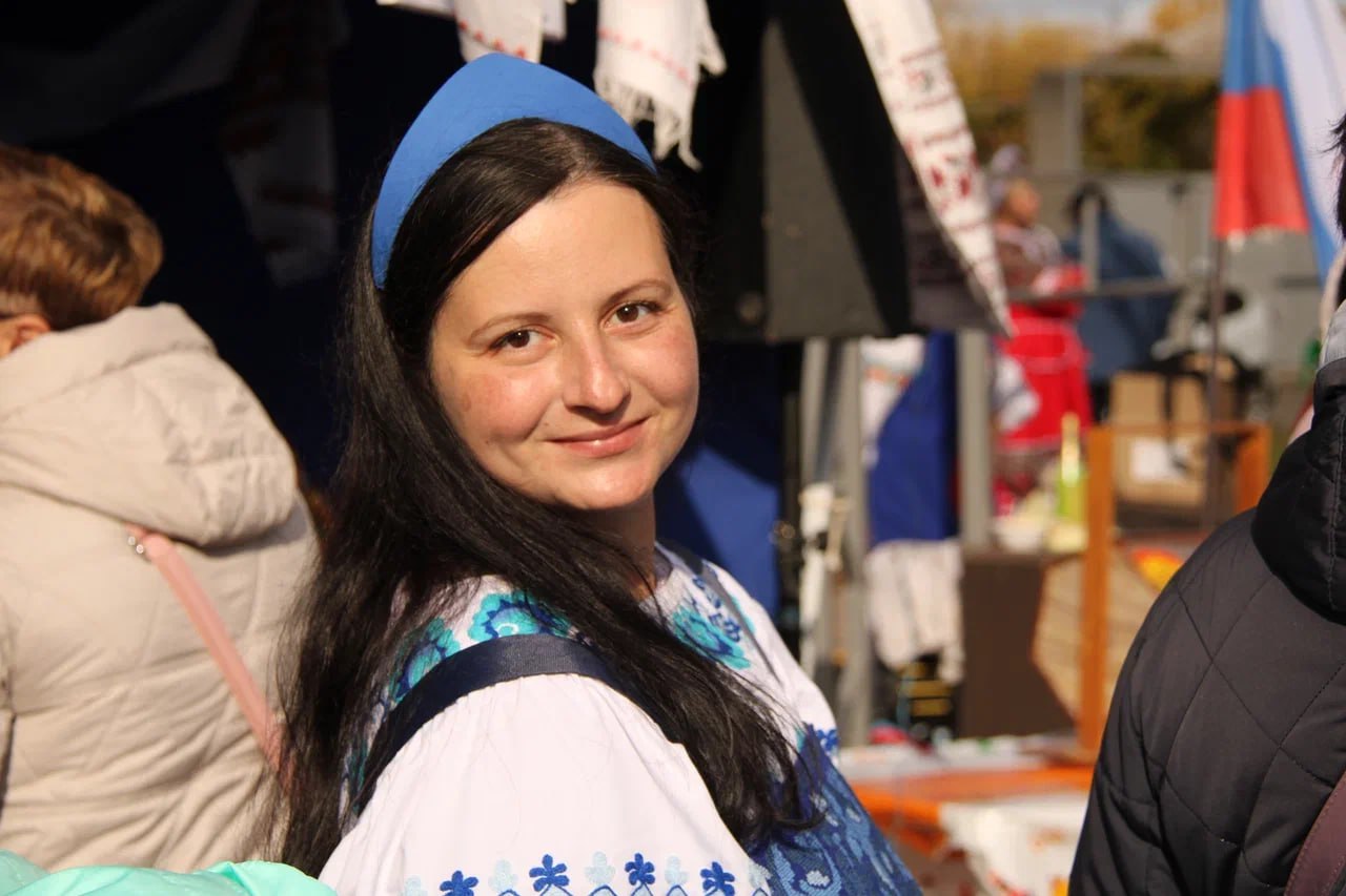 В пгт. Володарское на центральной площади отметили 94-ю годовщину со дня образования Володарского округа и предстоящий День народного единства В пгт. Володарское на центральной площади отметили 94-ю годовщину со дня образования Володарского округа и предстоящий День народного единства