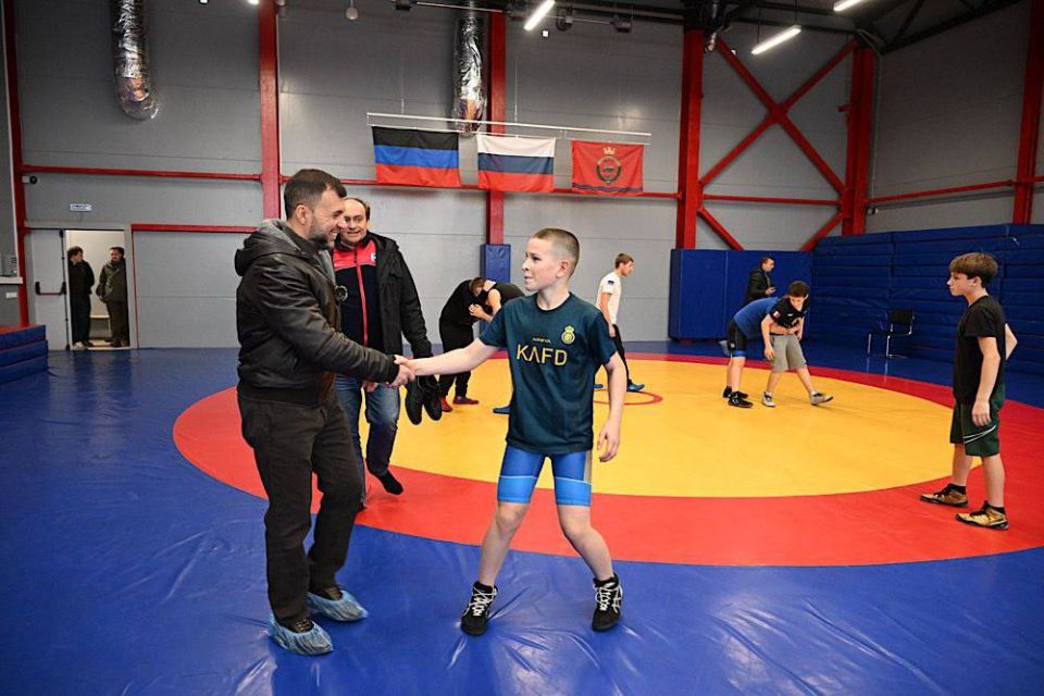 Кириенко и Пушилин оценили развитие крупнейшего спорткомплекса в Волновахе Кириенко и Пушилин оценили развитие крупнейшего спорткомплекса в Волновахе