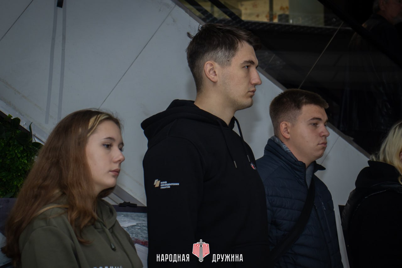 Память мужества и отваги.. Команда Народной Дружины организовала выставку в честь Дня военного журналиста, где были представлены работы выдающихся донецких военных корреспондентов. На выставке присутствовали представители... Память мужества и отваги.. Команда Народной Дружины организовала выставку в честь Дня военного журналиста, где были представлены работы выдающихся донецких военных корреспондентов. На выставке присутствовали представители...