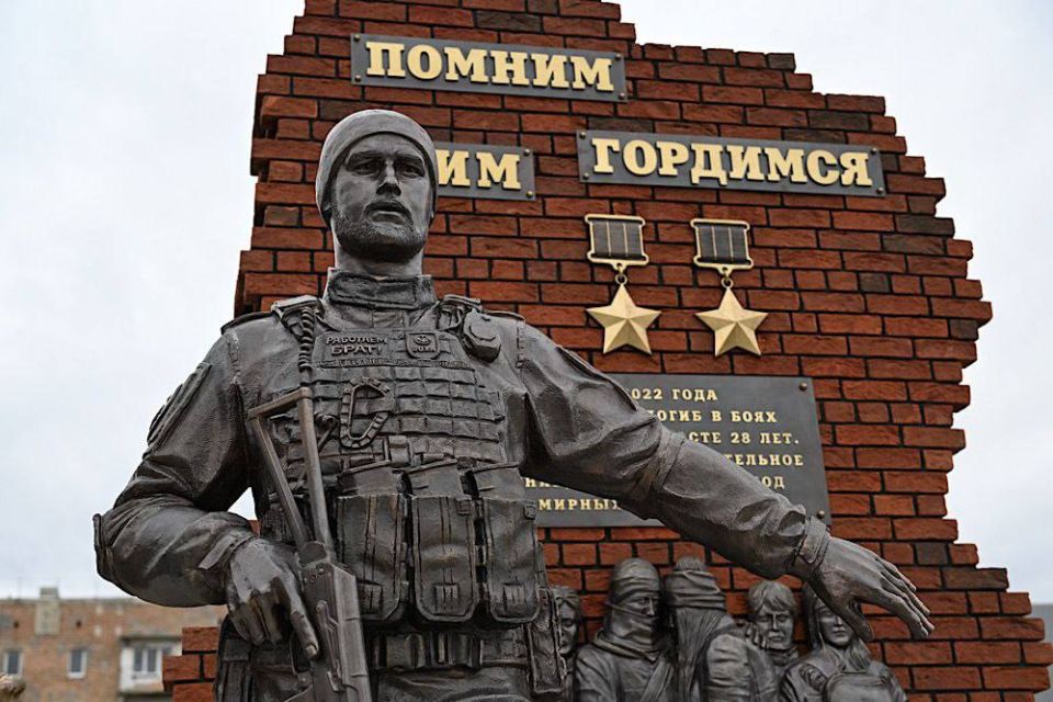В Волновахе открыли памятник Герою России и Донецкой Народной Республики Владимиру Жоге В Волновахе открыли памятник Герою России и Донецкой Народной Республики Владимиру Жоге