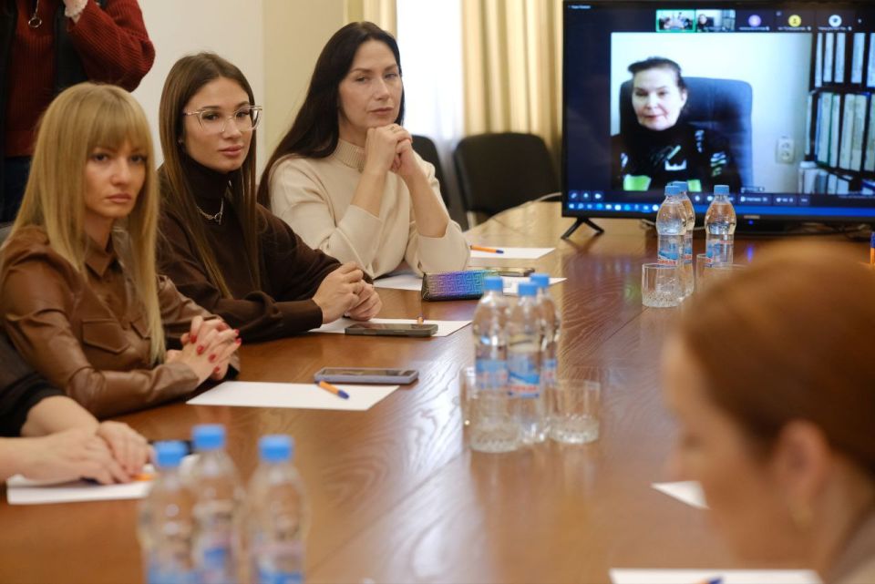 Екатерина Мартьянова: Вчера приняла участие в важном рабочем совещании с сенатором РФ от ДНР, координатором партийного проекта "Женское движение Единой России" в Республике Натальей Никоноровой Екатерина Мартьянова: Вчера приняла участие в важном рабочем совещании с сенатором РФ от ДНР, координатором партийного проекта "Женское движение Единой России" в Республике Натальей Никоноровой