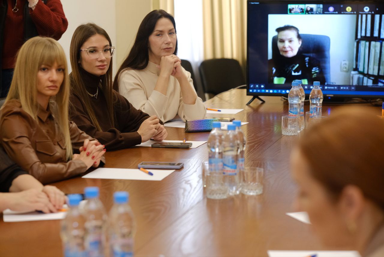 Екатерина Мартьянова: Вчера приняла участие в важном рабочем совещании с сенатором РФ от ДНР, координатором партийного проекта "Женское движение Единой России" в Республике Натальей Никоноровой Екатерина Мартьянова: Вчера приняла участие в важном рабочем совещании с сенатором РФ от ДНР, координатором партийного проекта "Женское движение Единой России" в Республике Натальей Никоноровой