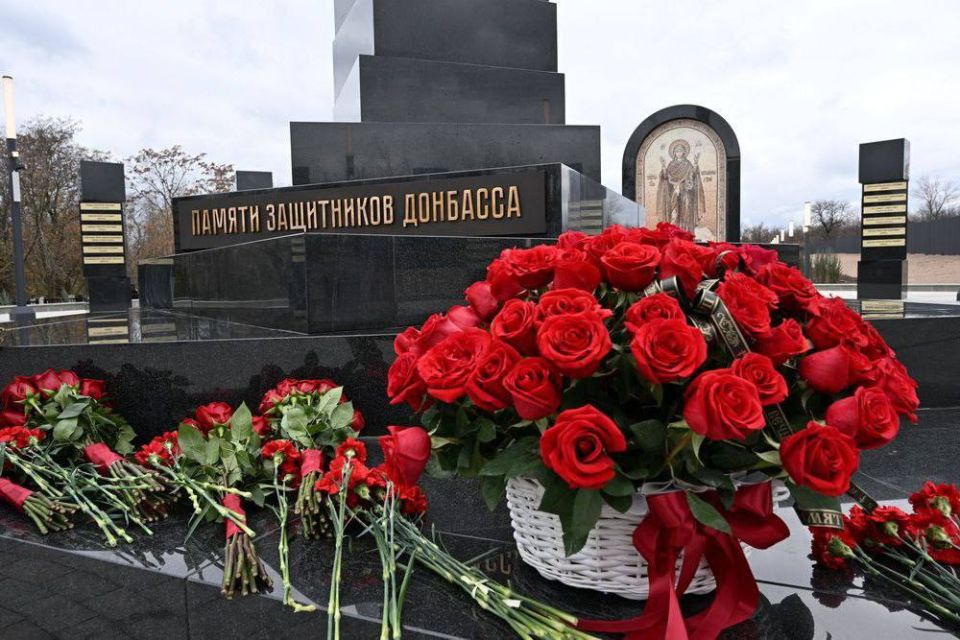 В Донецке открыли военно-мемориальный комплекс В Донецке открыли военно-мемориальный комплекс