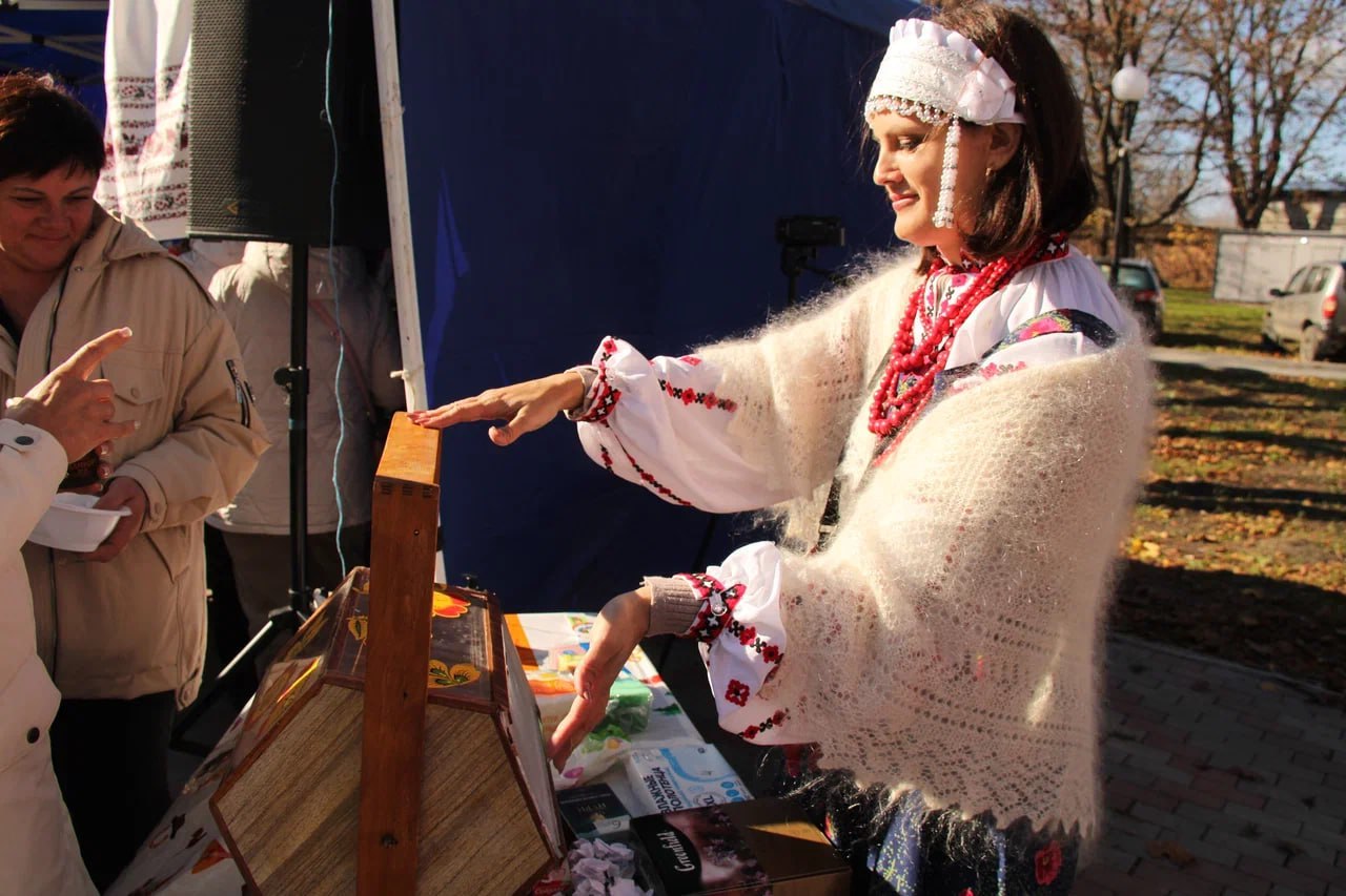 В пгт. Володарское на центральной площади отметили 94-ю годовщину со дня образования Володарского округа и предстоящий День народного единства В пгт. Володарское на центральной площади отметили 94-ю годовщину со дня образования Володарского округа и предстоящий День народного единства