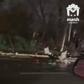 Машина влетела в столб и загорелась на Университетской в Донецке