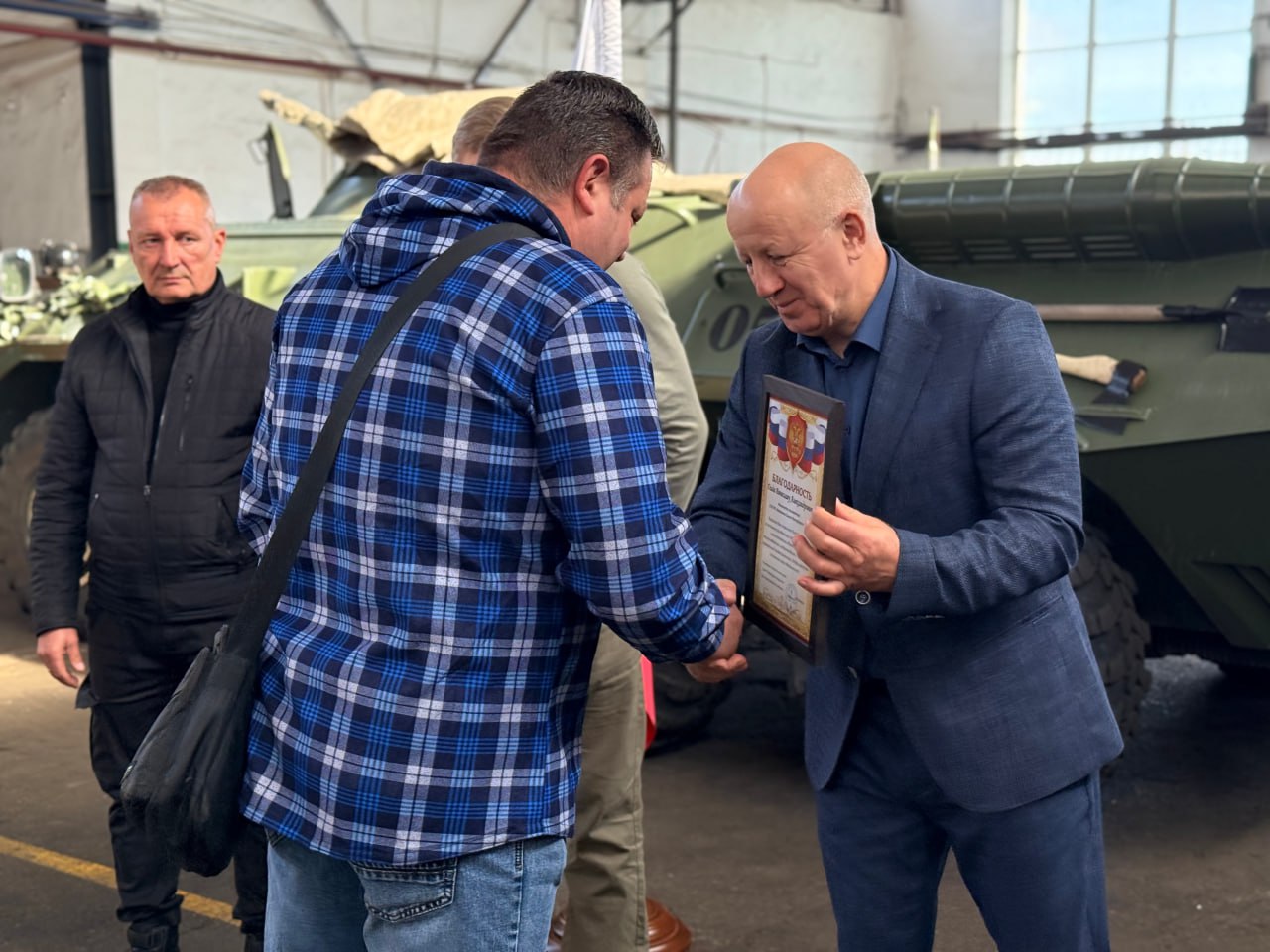 Руководитель Представительства Санкт-Петербурга в Мариуполе Олег Моргун вручил благодарственные письма специалистам из Северной столицы Руководитель Представительства Санкт-Петербурга в Мариуполе Олег Моргун вручил благодарственные письма специалистам из Северной столицы