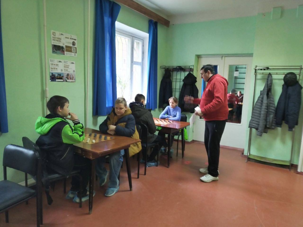 С 2 по 3 ноября в ШШК «Интеллект» проходило Личное первенство города Харцызска по шашкам, посвященном Дню Народного Единства С 2 по 3 ноября в ШШК «Интеллект» проходило Личное первенство города Харцызска по шашкам, посвященном Дню Народного Единства