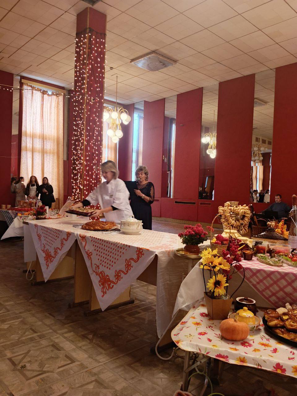 Денис Зубов: Фестиваль народной кухни. В рамках проведения мероприятий ко Дню Народного Единства в городском округе Иловайск состоялся фестиваль народной кухни, который прошел в Доме науки и техники Денис Зубов: Фестиваль народной кухни. В рамках проведения мероприятий ко Дню Народного Единства в городском округе Иловайск состоялся фестиваль народной кухни, который прошел в Доме науки и техники