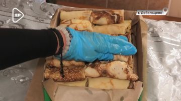 Активистки Женского движения Единой России и школьники угощали бойцов пирожками и блинчиками