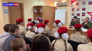 В преддверии Дня народного единства военные офицеры провели патриотическое занятие для юнармейцев